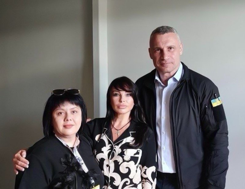 Голова ОСББ «Старонаводницька, 6-Б» Юлія Безкоровайна (в центрі) із заступницею голови РДА Оленою Шемеляк і міським головою Віталієм Кличком на форумі ОСББ