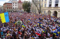 Во Львове фанаты "Динамо" и "Шахтера" провели многотысячный марш единства