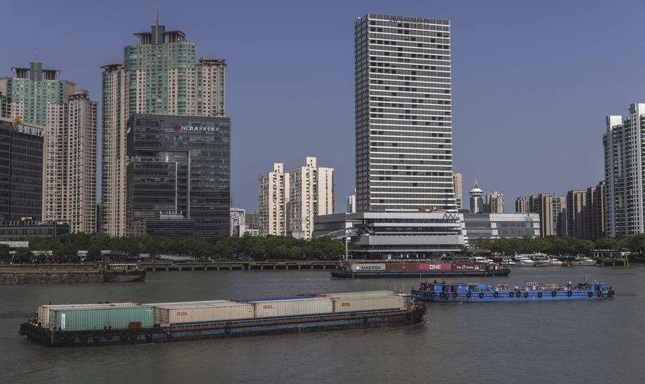 Вантажні кораблі пливуть по річці Хуанпу, Шанхаї, 9 травня 2022 р.