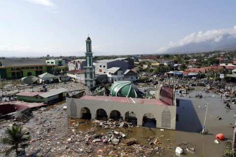 Число жертв цунами в Индонезии достигло 834