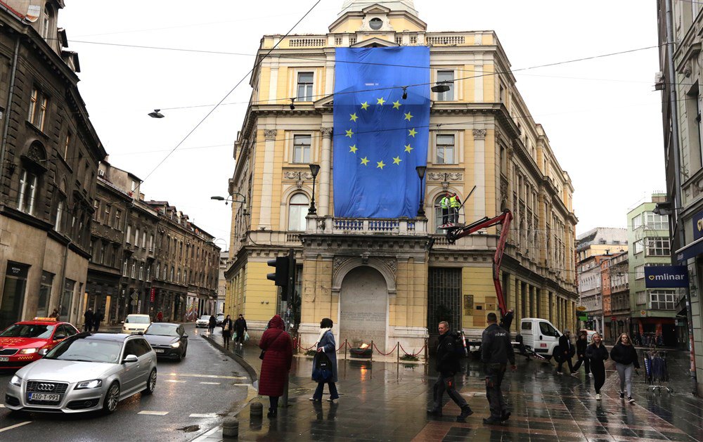 Величезний прапор ЄС висить на фасаді будівлі в центрі Сараєва, 16 грудня 2022 року.
