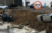 В Киеве несколько машин провалились в котлован из-за дождя