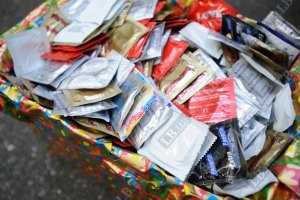 Семейная пара и бабушка заплатят 7 млн грн штрафа за продажу презервативов