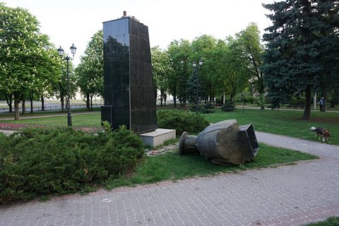 Мер Харкова наказав охороняти пам'ятники "борцям із фашизмом" після того, як вночі повалили бюст Жукова