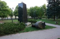 Мэр Харькова приказал охранять все памятники "борцам с фашизмом" после того, как ночью повалили бюст Жукова