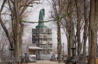 Сирени, порожні вулиці та захищені памʼятники. Кличко показав відео воєнного Києва