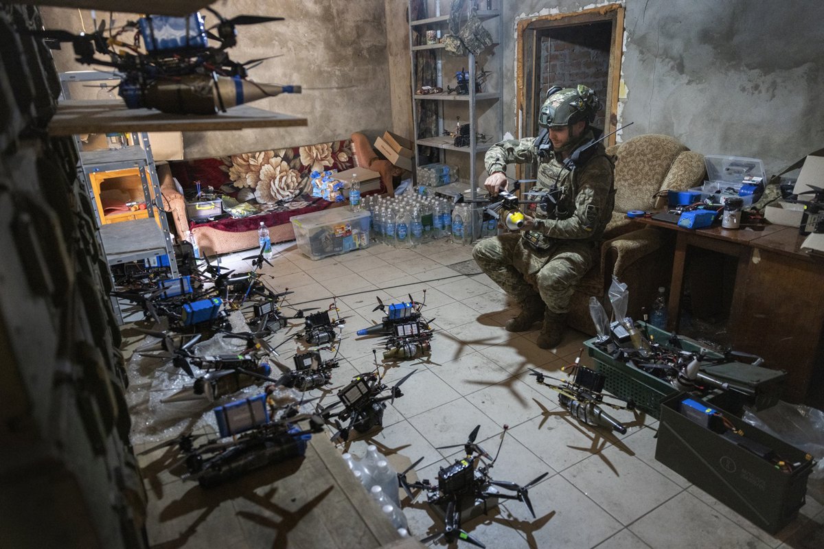 Із серії «Війна дронів». Військовослужбовець з позивним <i>Тrader</i> з ударного батальйону безпілотників «Ахіллес» готує <i>FPV</i>-дрони перед атакою на російські позиції. Харківська область, Україна.
