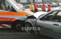 На Оболони в Киеве Suzuki не пропустил BMW: пострадала "скорая", одно авто загорелось