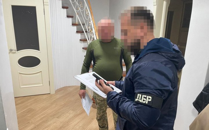 На Львівщині ​заступник командира військової частини відправляв солдатів класти бруківку замість служби
