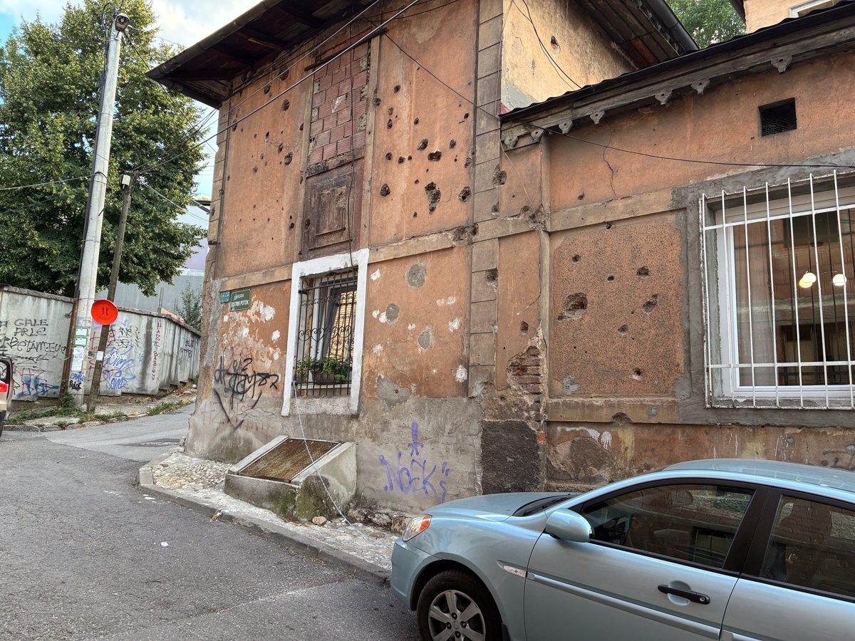 Сліди обстрілів на будинку Сараєво.
