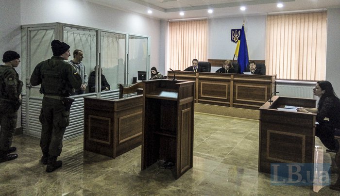 Суд допитує свідка у справі проти Шадрова