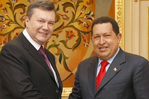 Янукович выразил соболезнования в связи со смертью Чавеса
