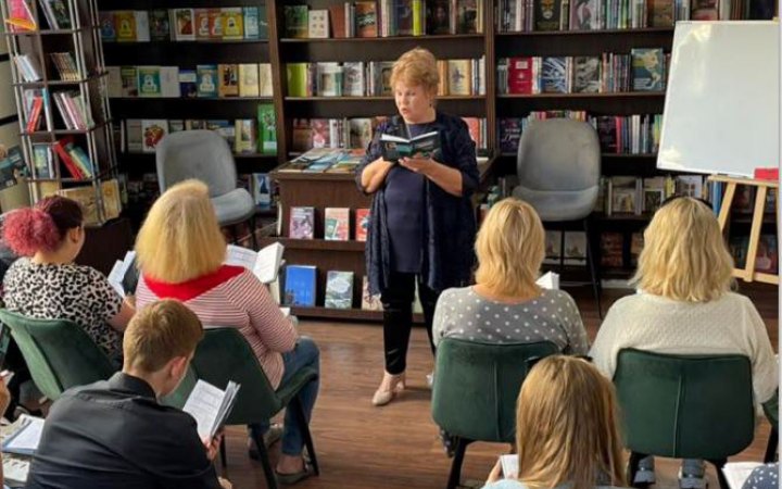 У книгарні “Сяйво книги” відбувся розмовний клуб для бажаючих розмовляти українською