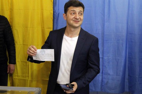 ​Суд оштрафовал Зеленского на 850 гривен за демонстрацию бюллетеня