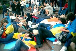 Захисники української мови провели ніч під Українським домом