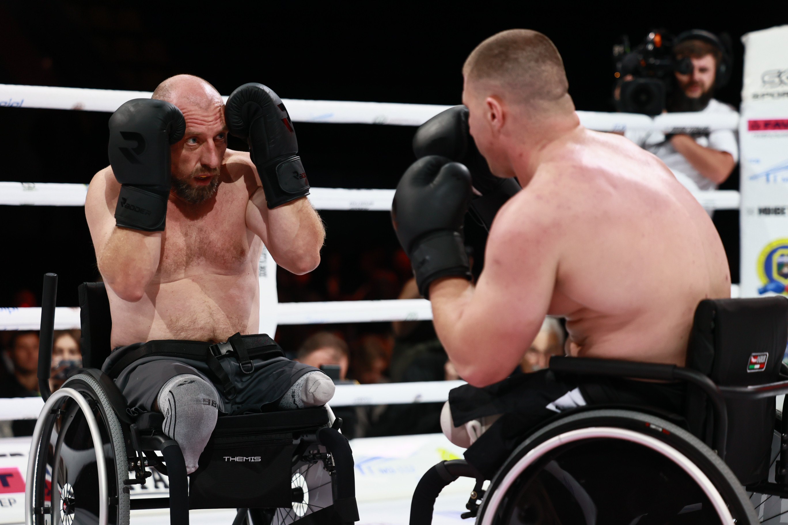 Павло Кушніров (ліворуч) проти Михайла Дроботенка