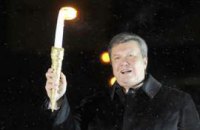 Янукович вместе с митрополитом и Поповым зажег главную елку страны
