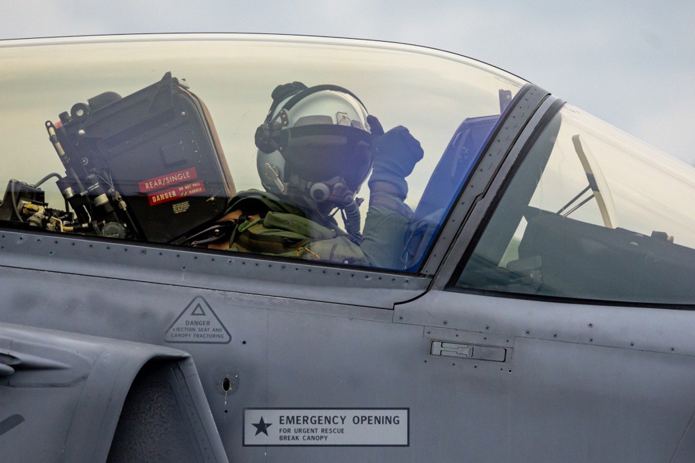 Льотчик винищувача JAS-39C Gripen чеської армії готується до вильоту з тактичної авіабази в Чаславі, Чеська Республіка, 22
травня 2025 рок