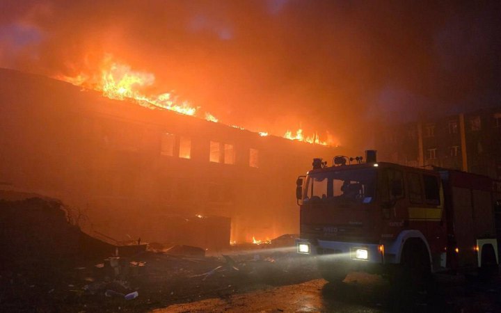 Окупанти дронами атакували Харків, спалахнула пожежа, є постраждалі (доповнено)