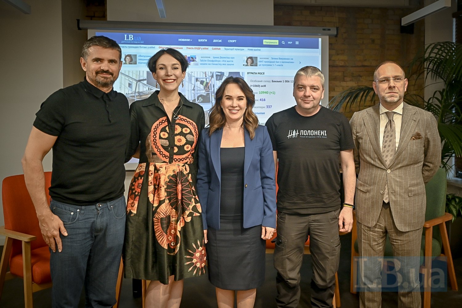 Групове фото спікерів та модераторки після дискусії