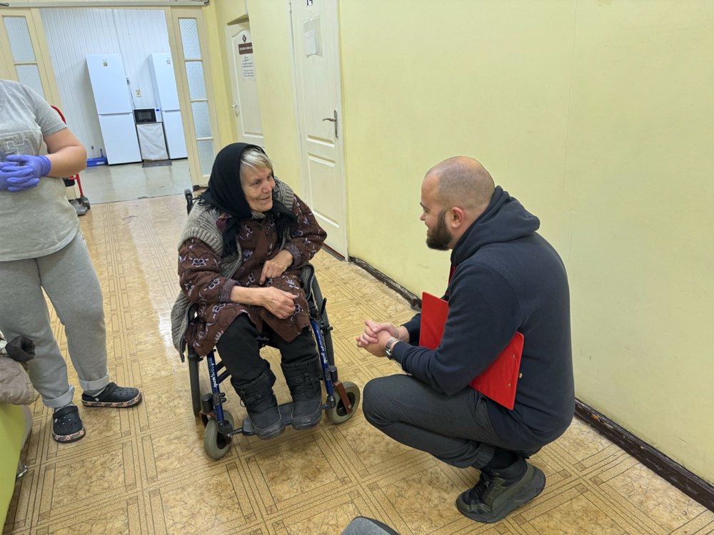 Маломобільна жінка з Донеччини і психолог Олександр