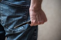 В канадском Эдмонтоне мужчина наехал на полицейского и ударил его ножом