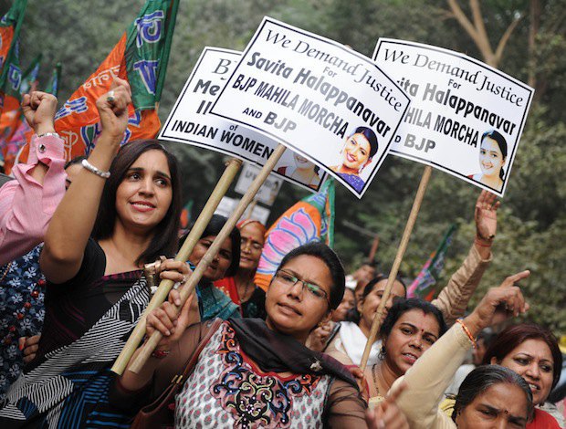 Активистки в Нью Дели протестуют против запрета абортов в Ирландии после смерти своей соотечественницы