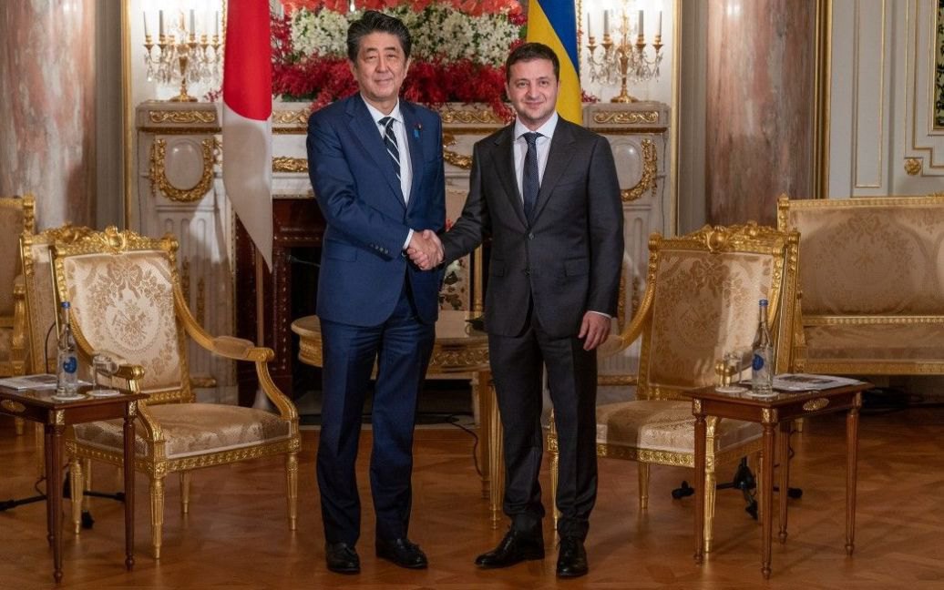 Президент України Володимир Зеленський з прем'єром Японії Сіндзо Абе під час візиту до країни у 2019.