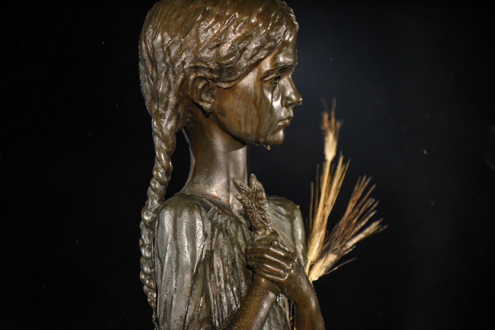 Скульптура дівчинки, яка є частиною меморіалу жертвам Голодомору-геноциду в Україні 1932–1933 років, Київ,