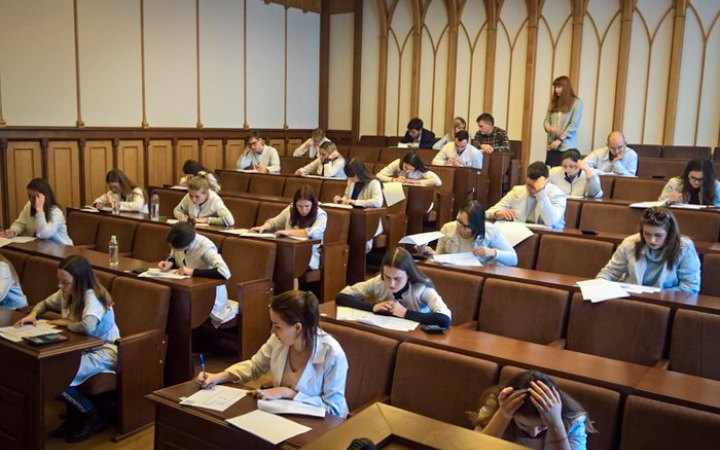 Масові звільнення в українських університетах: "закордон" заважає? 