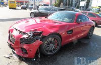 В Киеве на Петровке в ДТП попал роскошный спорткар Mercedes-AMG GT S