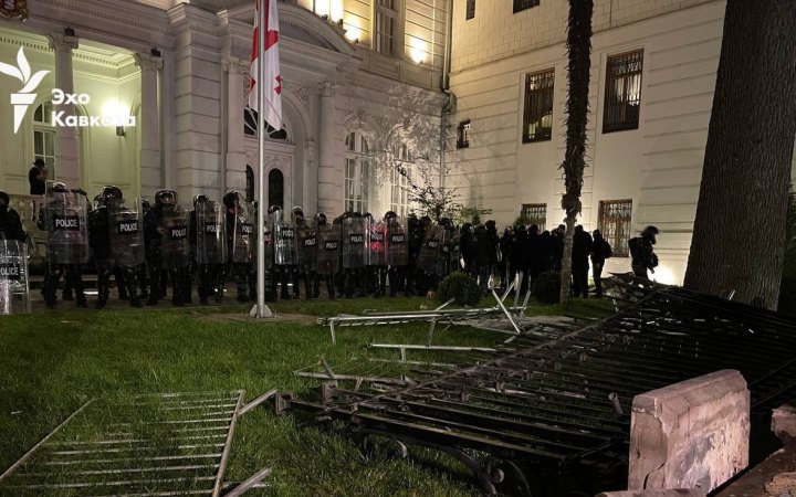 У Тбілісі протестувальники спробували захопити президентський палац (доповнено)