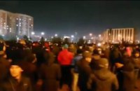 В Алматы произошли столкновения протестующих с силовиками 