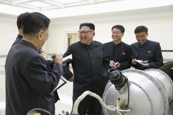 Глава КНДР Ким Чен Ын и военная верхушка страны во время обсуждения программы по ядерному оружию, Северная
Корея, 03 сентября 2017. 