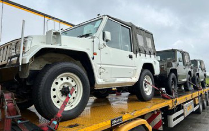 Україна отримала від Японії партію автомобільної техніки для ЗСУ