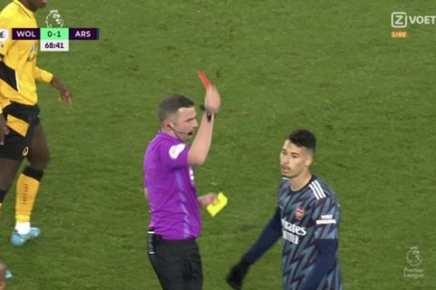 В матче АПЛ игрок "Арсенала" в течение 5 секунд заработал две желтые карточки и удаление