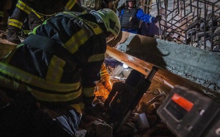 З-під завалів кафе у Краматорську дістали тіла 12 загиблих (оновлено)