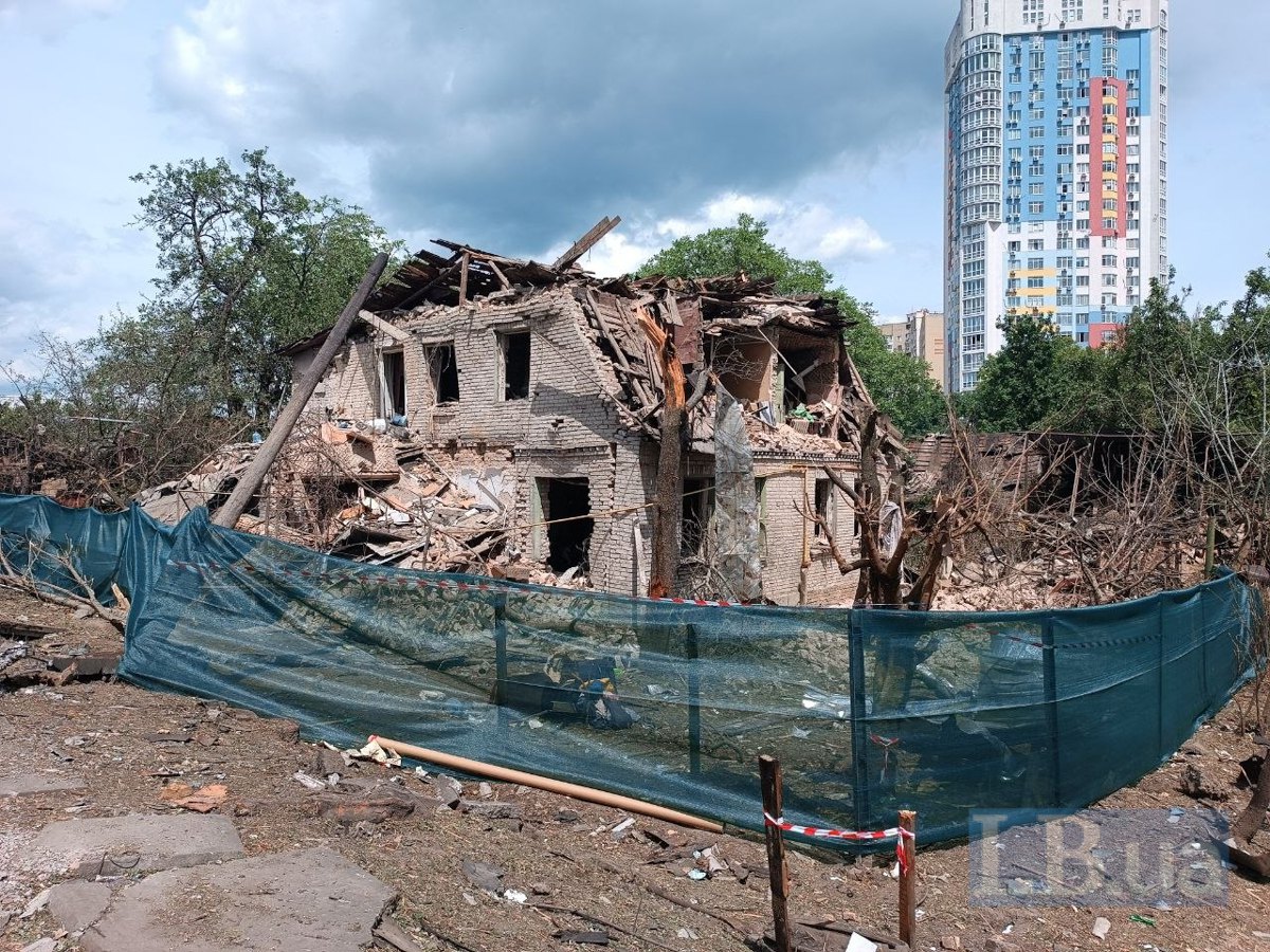Приватний будинок біля школи, в який влучило.