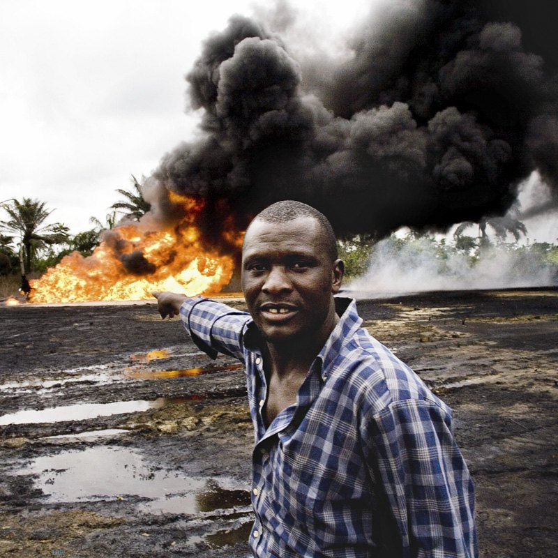 В поселке Огониленд в Нигерии нефть, которая несколько недель вытекала из скважины, превратилась в огненный ад. Местные жители
ожидают представителей компании Shell, которые должны потушить пожар. 