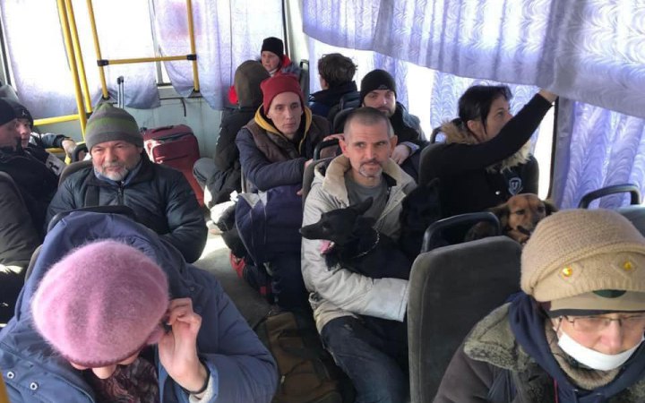"Оберіть життя – автобуси у місцях зборів на вас чекають", – Гайдай про евакуацію з Луганщини