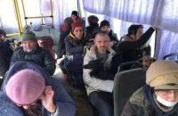 "Оберіть життя – автобуси у місцях зборів на вас чекають", – Гайдай про евакуацію з Луганщини
