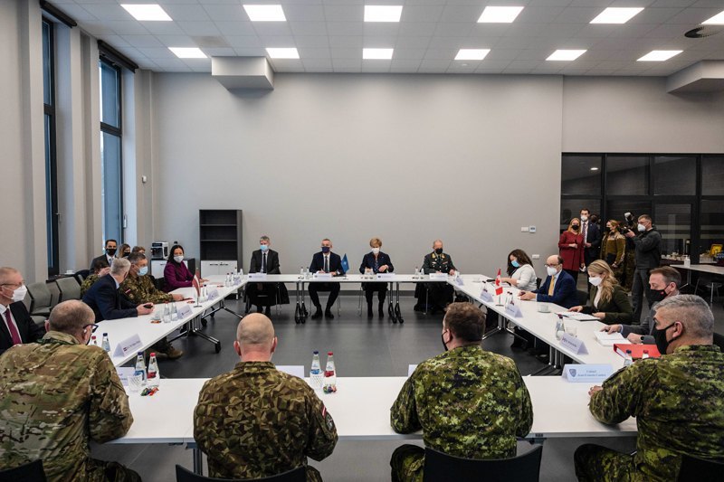 Генсек НАТО Єнс Столтенберг, міністр закордонних справ Канади Мелані Джолі, міністр оборони Латвії Артіс Пабрікс під час обговорення на військовій базі Адажі, Латвія.