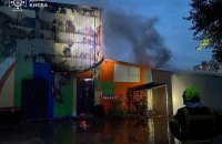 У Києві спалахнула пожежа у супермаркеті в Дарницькому районі (оновлено)