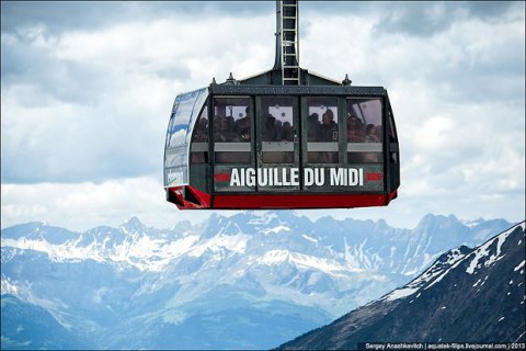 Несколько десятков туристов провели ночь в кабинке фуникулера в Альпах