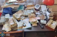 На Дніпровщині у голови ВЛК виявили понад 300 тисяч доларів, задокументували 20 фактів передачі хабарів