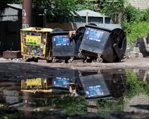 В Днепропетровске мусоросборники защитили от ветра и дождя за 5 млн грн