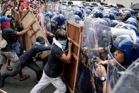 Против протестующих из-за приезда Трампа филиппинцев применили водометы