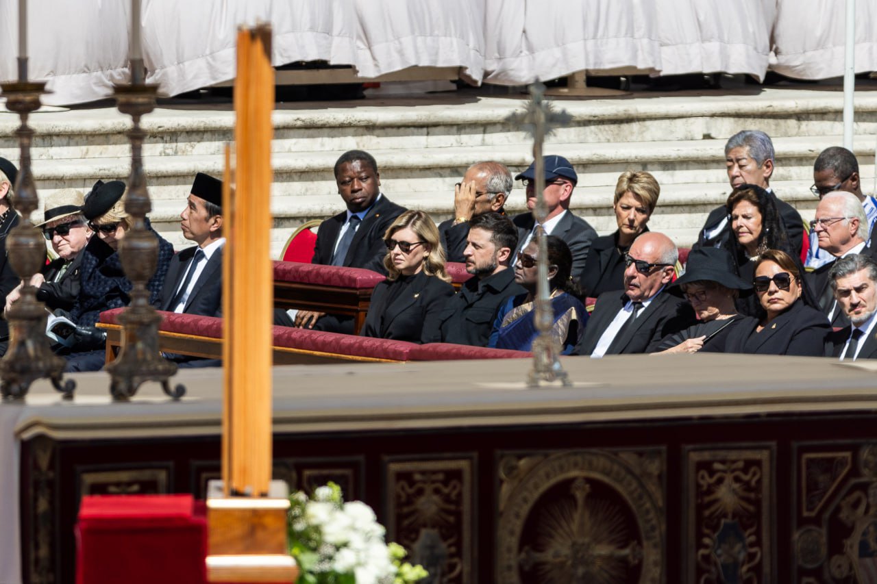 Під час церемонії прощання з Папою Римським Франциском у Ватикані.