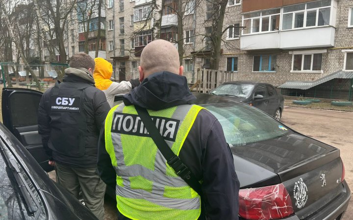 ​У Києві викрили шахраїв, які пропонували українцям евакуацію з "гарячих" точок та документи для виїзду за кордон