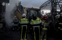 У Києві понад добу триває ліквідація наслідків атаки Росії. Рятувальники показали фото 